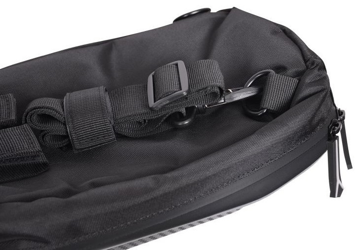 Czarna torba z paskiem i klamrą, zbliżenie.