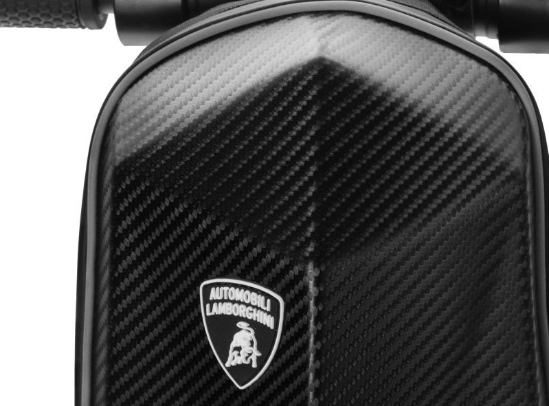 Zbliżenie czarnej części skutera Lamborgini z fakturą włókna węglowego i logo.