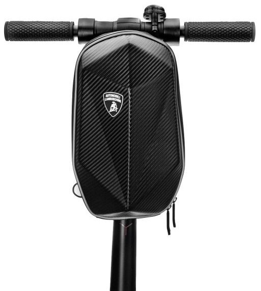 Czarna torba marki Lamborghini przymocowana do kierownicy skutera.