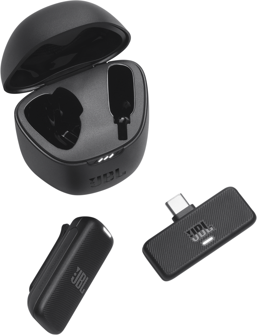 Accessori neri per auricolari JBL: custodia di ricarica, clip e dongle USB-C.