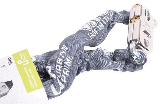 Szare zapięcie łańcucha rowerowego z czarno-białą etykietą. Na etykiecie napisano 'Urban Prime'.