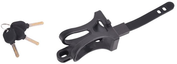Trzy klucze i czarny pasek pedału rowerowego z klamrą na białym tle.