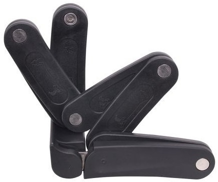 Składana czarna blokada rowerowa. Ma kształt zygzaka, połączony metalowymi przegubami.