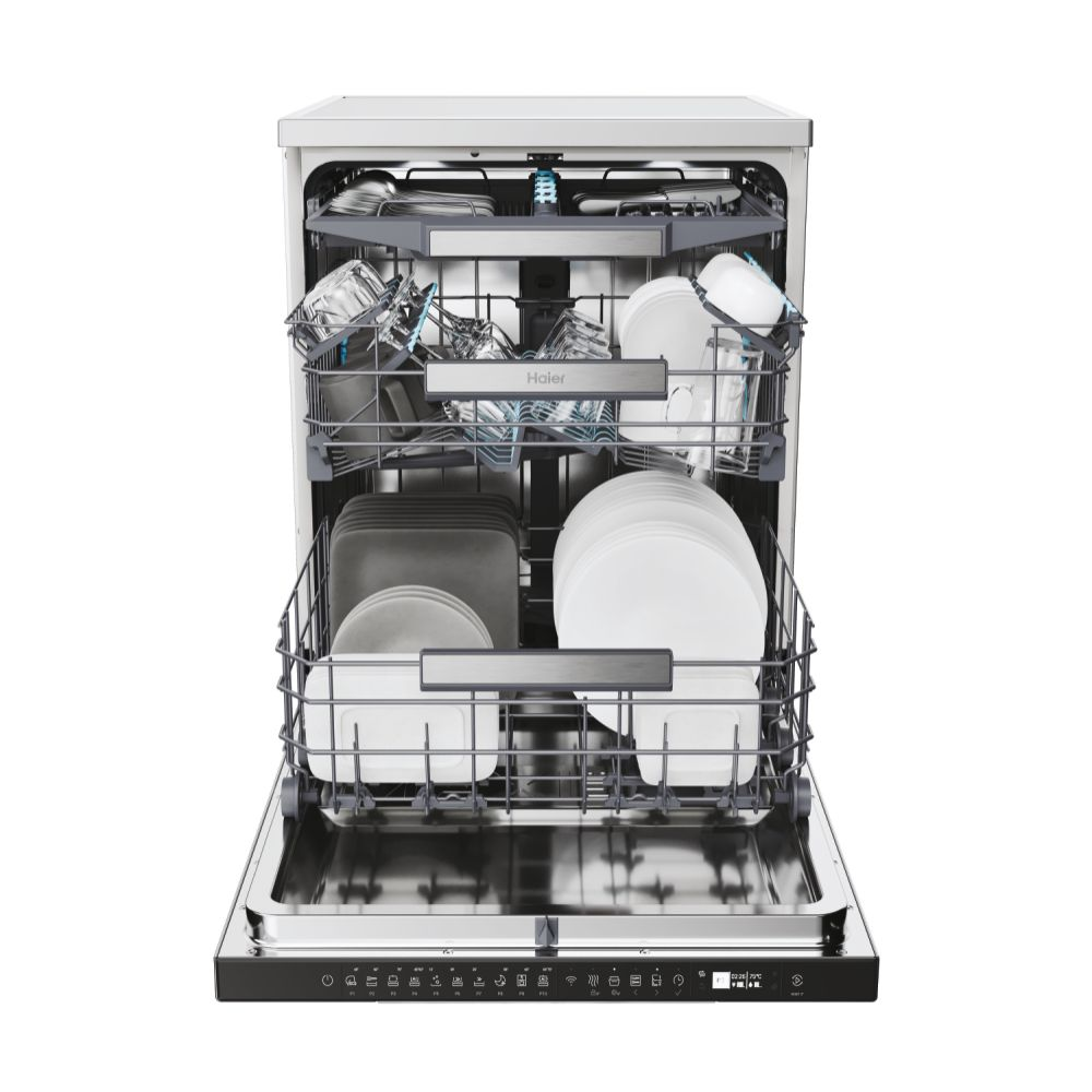Haier bulaşık makinesi, kapısı açık. İçinde temiz bulaşıklar, çeşitli raflar ve sepetlerle.