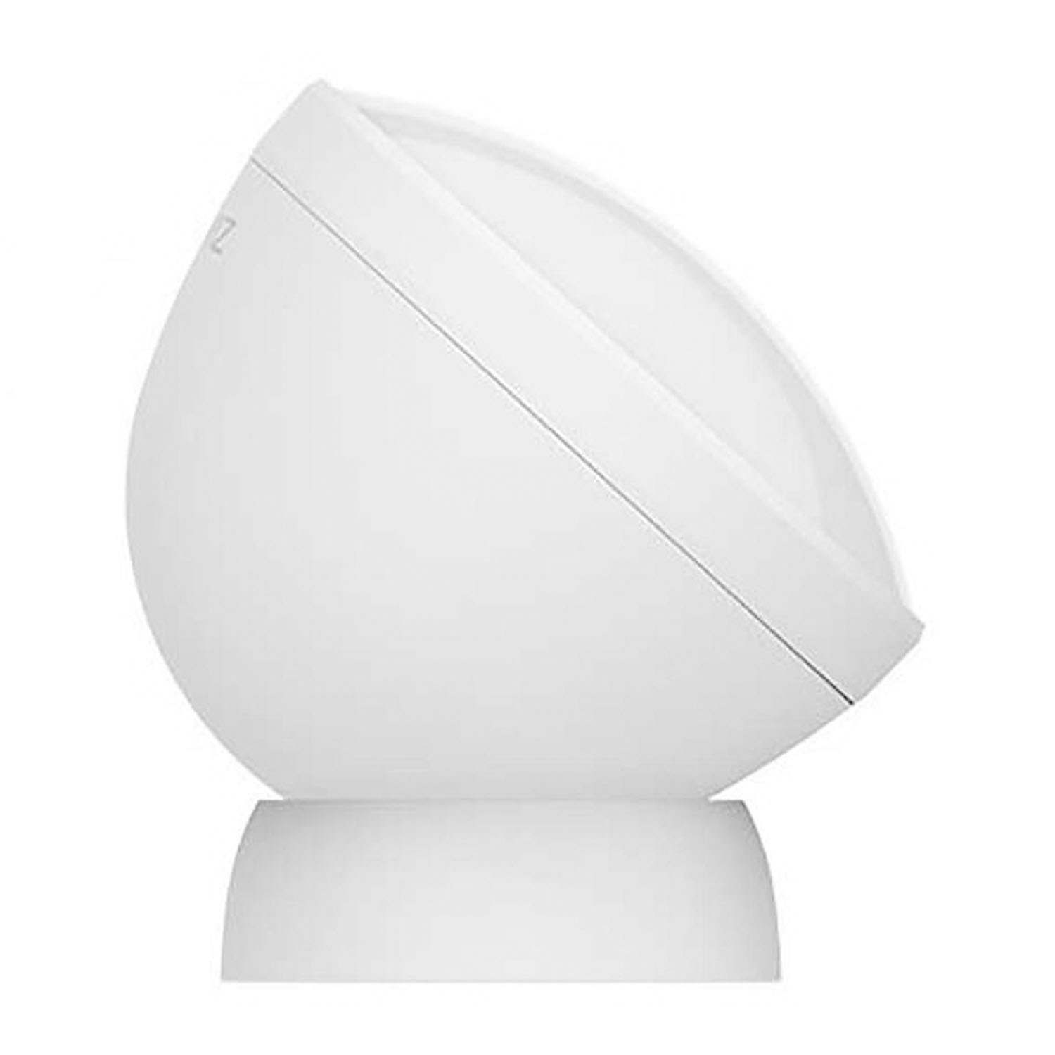 Un altoparlante bianco con un design curvo su una base bianca.
