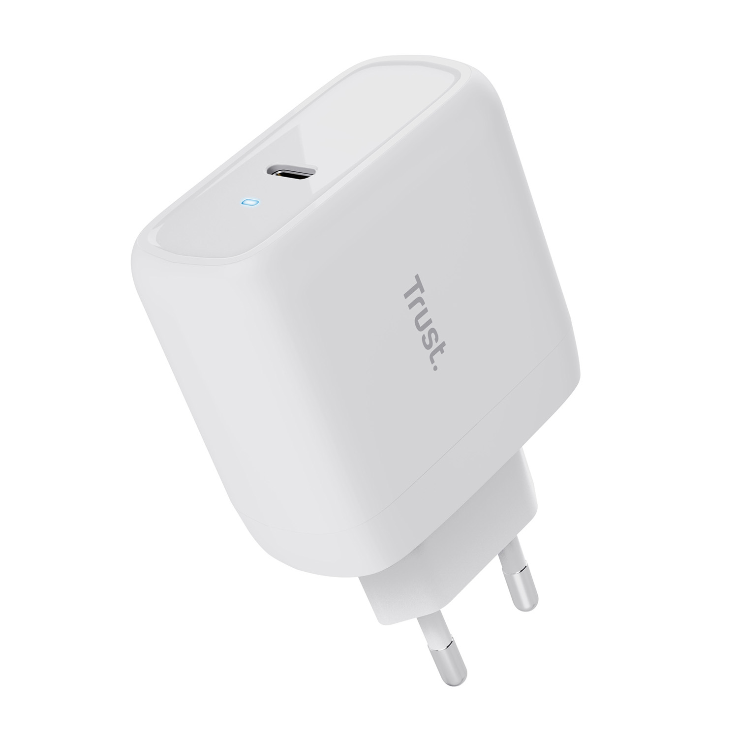Caricatore Trust bianco con porta USB-C e spina. È angolato verso l'osservatore.