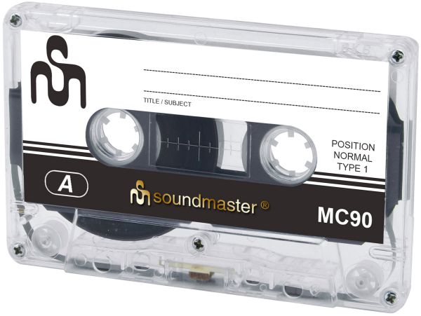 Eine transparente Kassette mit weißem Etikett und schwarzem Band. Die Marke ist soundmaster.