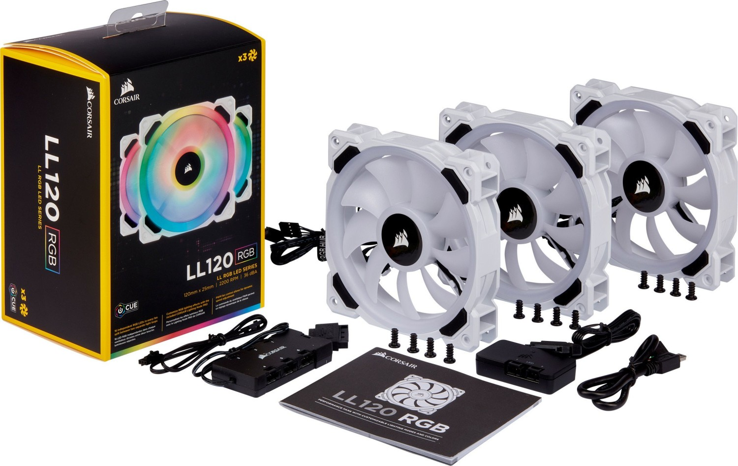Ein verpacktes Corsair LL120 RGB Lüfter-Kit. Enthält drei Lüfter, Controller, Schrauben und Handbuch.