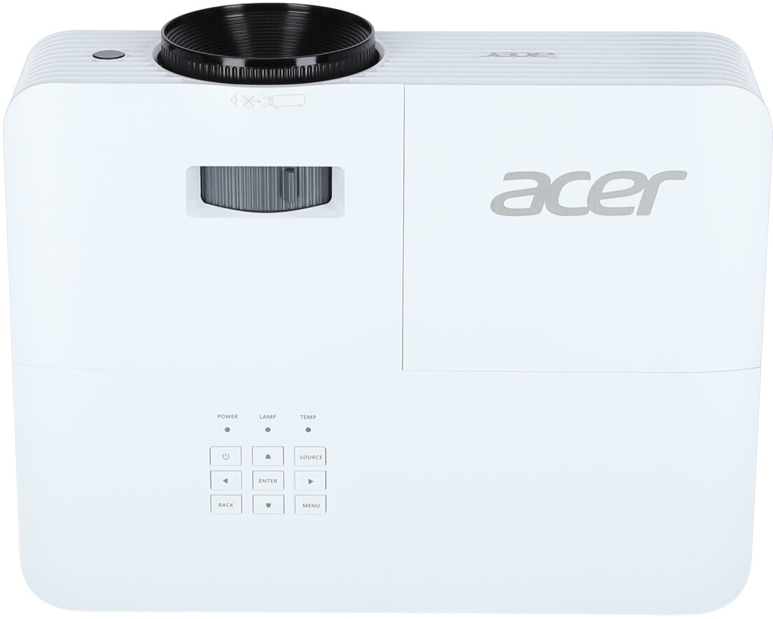 Fehér Acer projektor. Van rajta az Acer logója és vezérlőgombok. Felülnézet. Lencsével és szellőzőnyílásokkal rendelkezik.