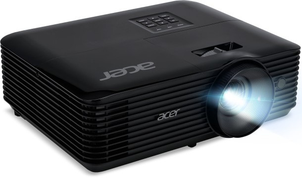 Fekete Acer projektor, ferde nézet, a lencse a néző felé fordul.