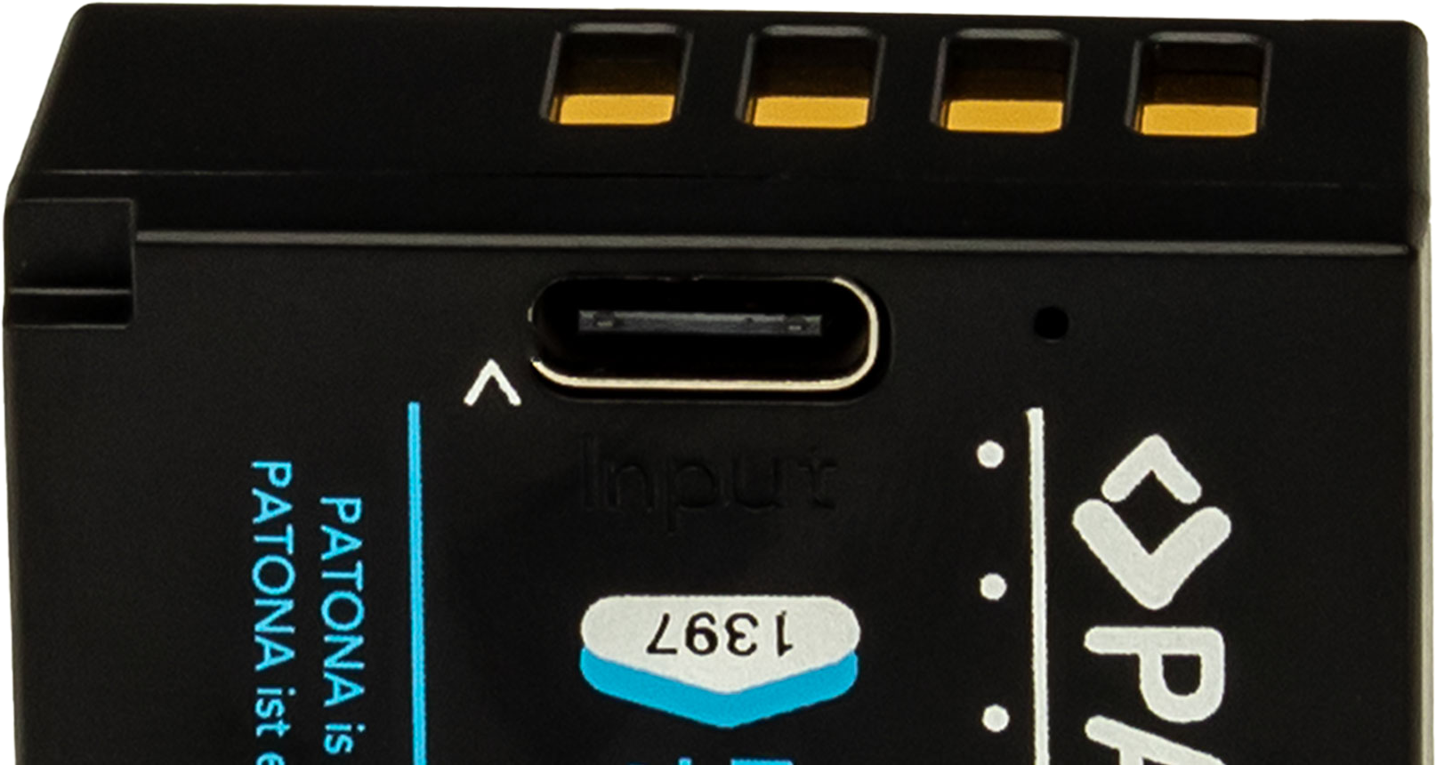 Nahaufnahme eines schwarzen Geräts mit USB-C-Anschluss und gelben Kontakten.
