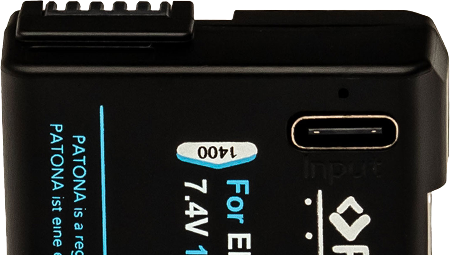 Schwarzes Akkupack mit USB-C-Anschluss und weißem Etikett. Es hat Text darauf.