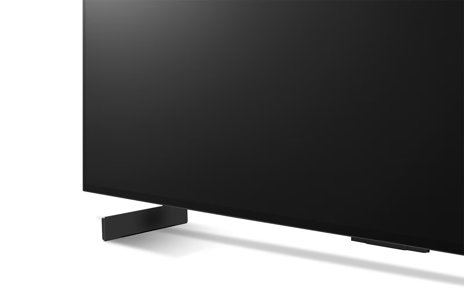 Gros plan d'une TV noire sur une surface blanche.