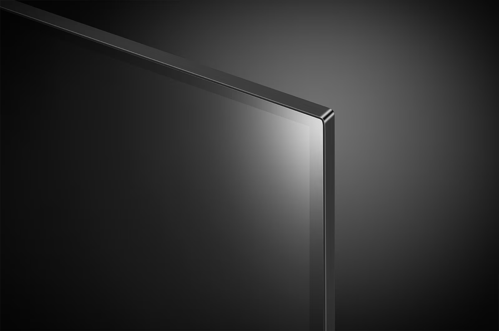 Gros plan sur un coin d'écran de téléviseur noir, montrant un design élégant.