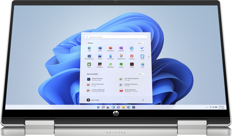 Ezüst laptop Windows 11 felülettel, amely alkalmazásokat és a start menüt mutatja. A képernyő nyitva van.