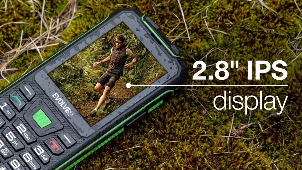 Fekete-zöld telefon, képernyőn futó férfival, a szöveg 2,8" IPS kijelzőt ír.