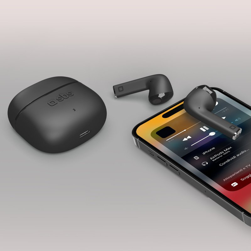 Schwarze Ohrhörer und Hülle neben einem Telefon, das Musiksteuerungen anzeigt. Das Telefon ist schwarz und gold.