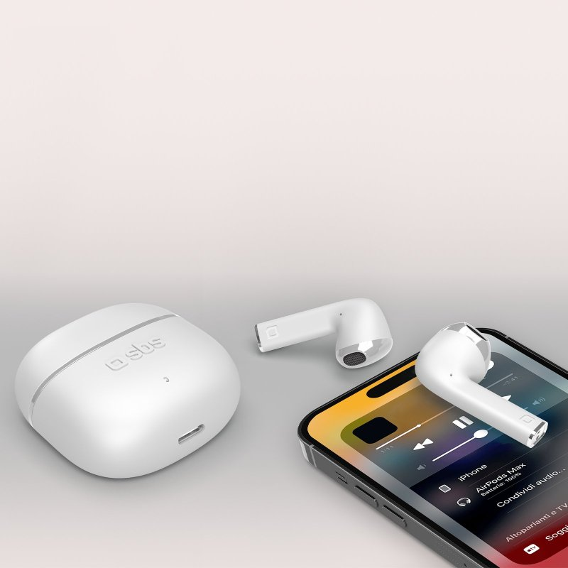 Weiße Ohrhörer, Ladecase und Telefon mit Musikwiedergabe. Weißer Hintergrund.
