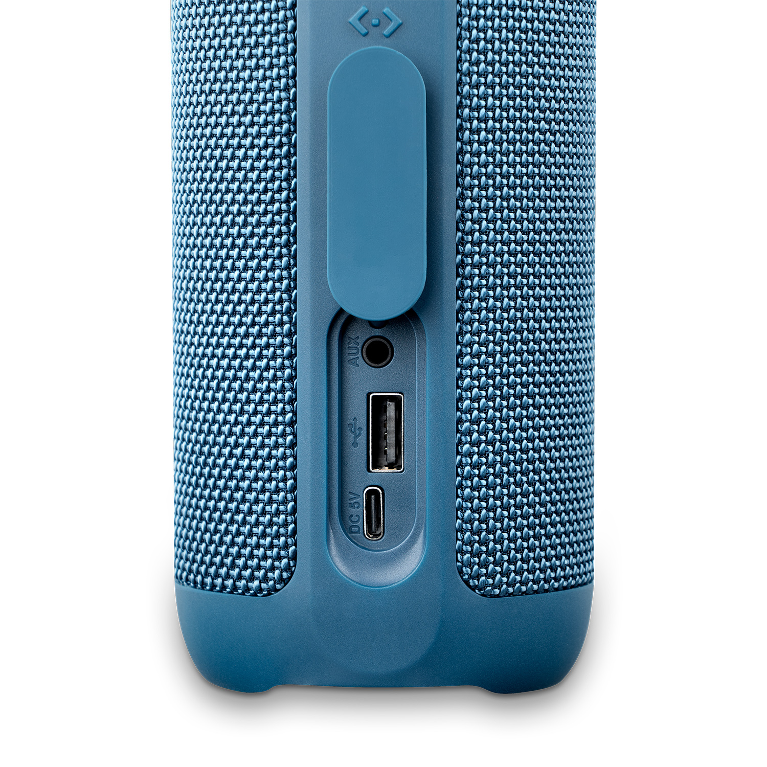 Altavoz azul con puertos. USB, AUX y puerto de carga visibles. Superficie azul texturizada.