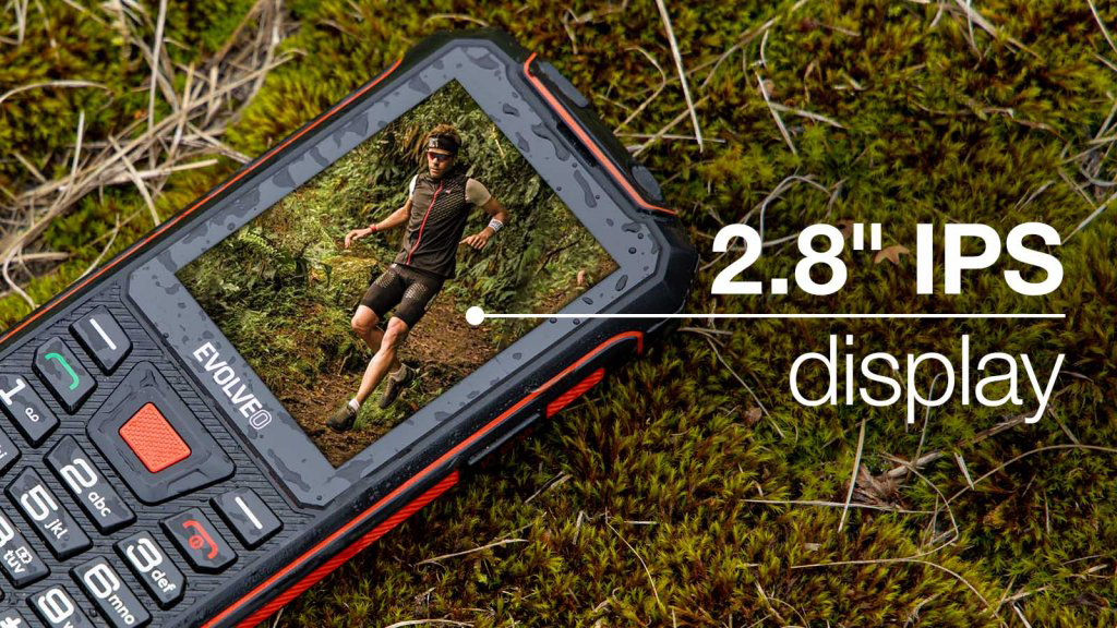 Egy strapabíró telefon, amely egy futót mutat egy erdőben. A szöveg: '2.8" IPS display'.