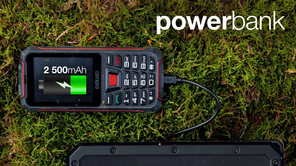 Fekete telefon mohán töltődik, 'powerbank' felirattal. A telefon kijelzője az akkumulátor szintjét mutatja.