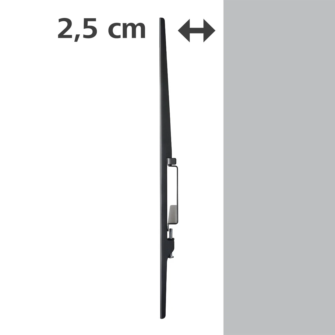 Fekete TV tartó, 2,5 cm vastagságot mutat fehér és szürke falon.