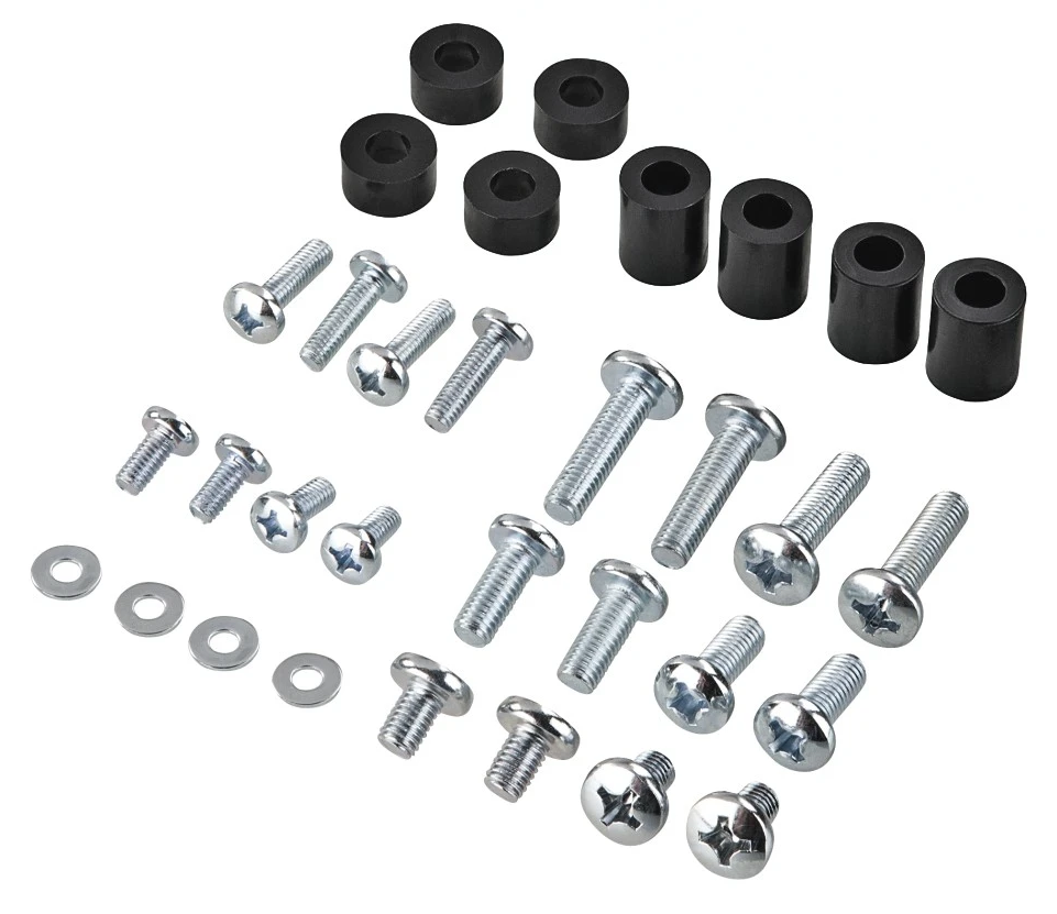 Csavarok, alátétek és fekete gumitávtartók fehér felületen.