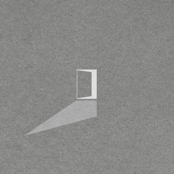Eine offene Tür mit einem dunklen Raum, der einen Schatten auf eine graue Oberfläche wirft.