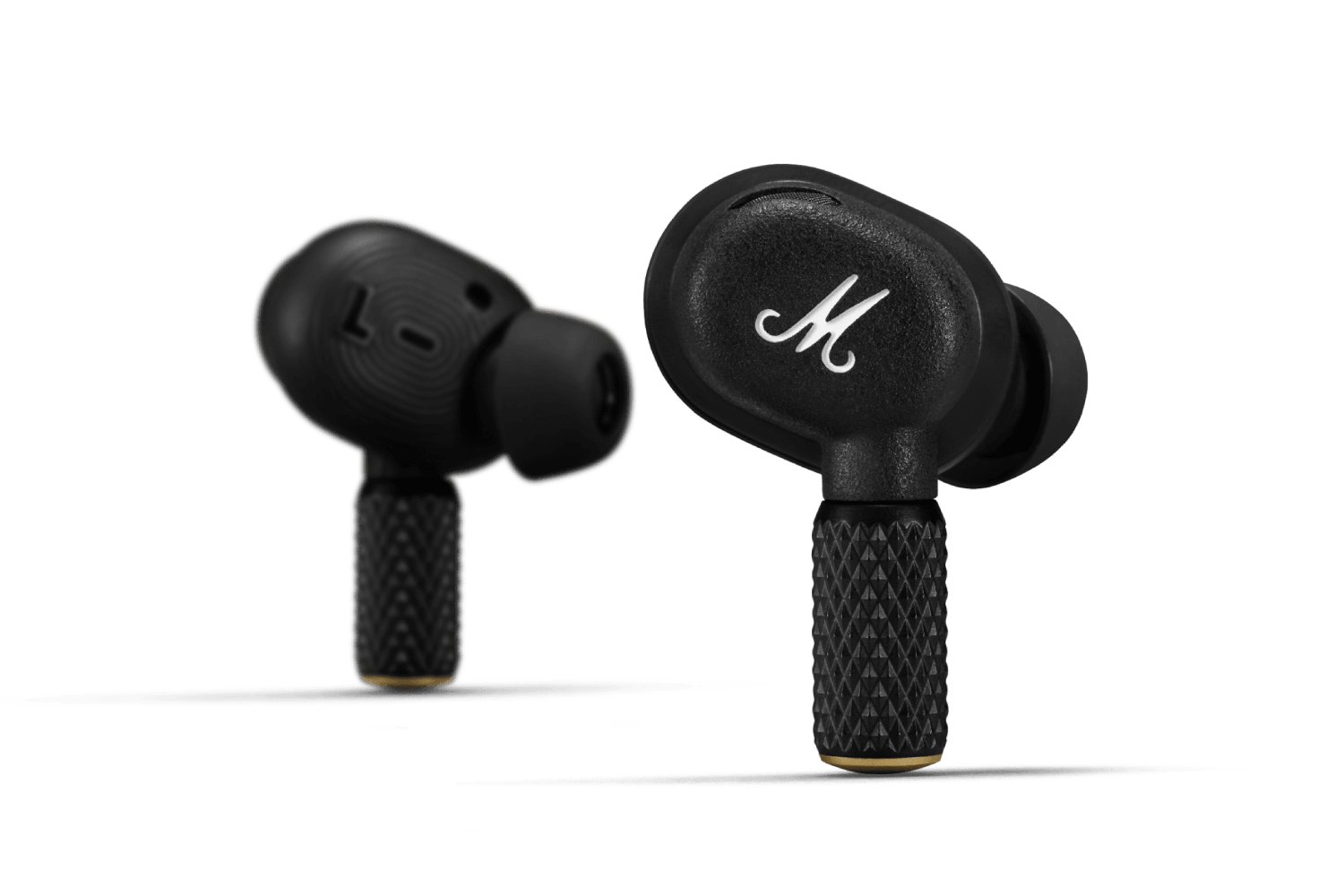 Auriculares Marshall negros, mostrando los logotipos 'L' y 'M', con tallos texturizados.