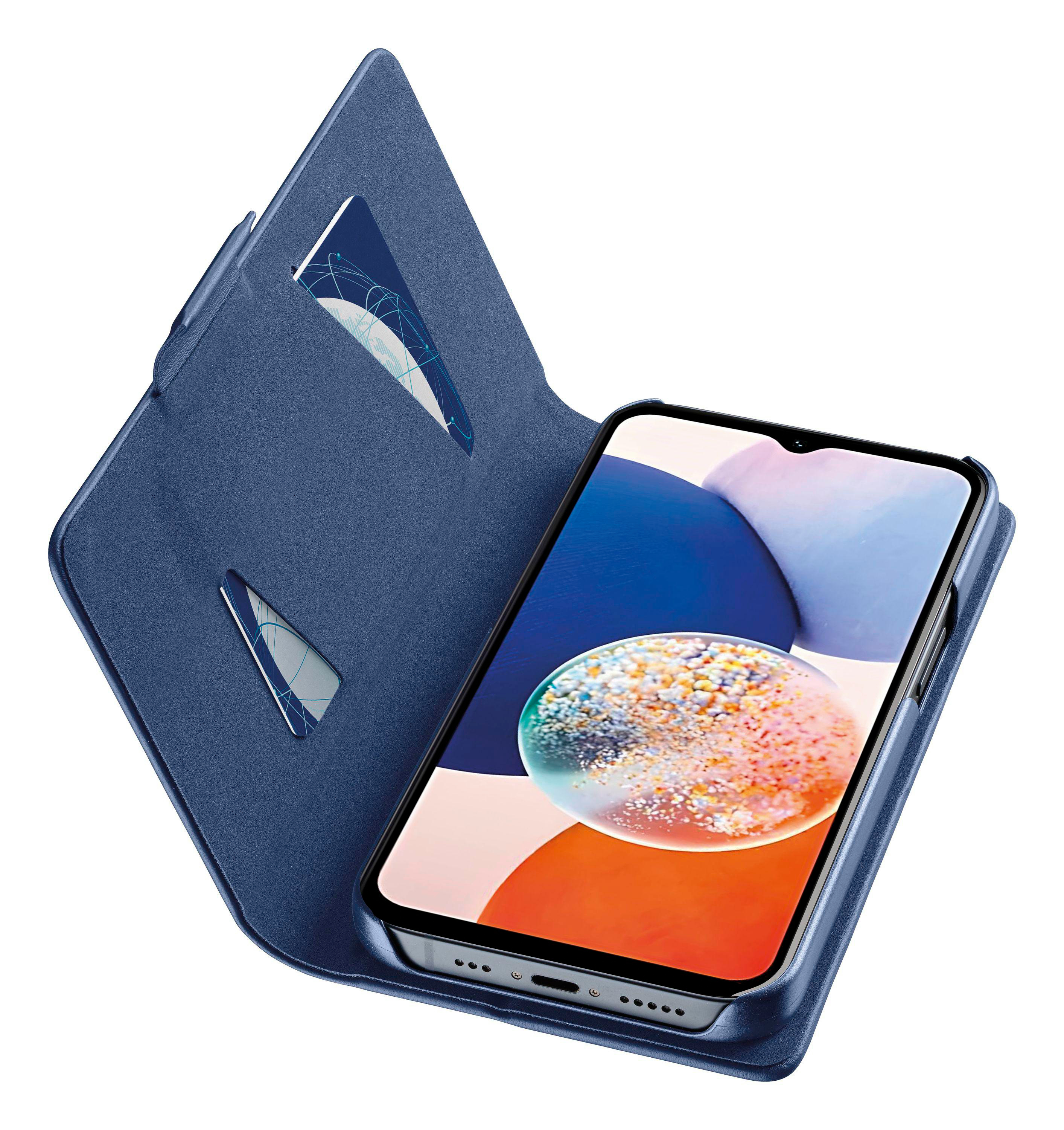 Eine blaue Handyhülle geöffnet, in der sich ein Smartphone befindet. Der Bildschirm zeigt ein abstraktes Bild.