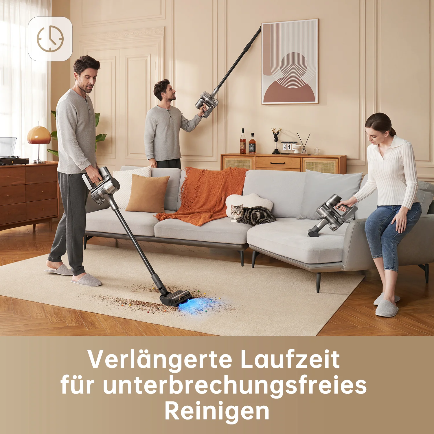 Des personnes passent l'aspirateur dans un salon. L'un aspire le sol, l'autre le plafond, et une femme sur le canapé.