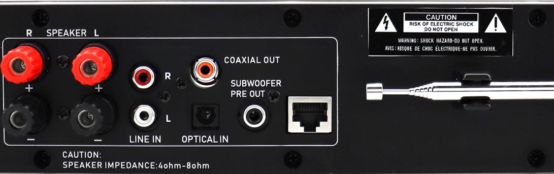 L'arrière d'un récepteur audio avec sorties haut-parleurs, entrées et divers ports de connexion.