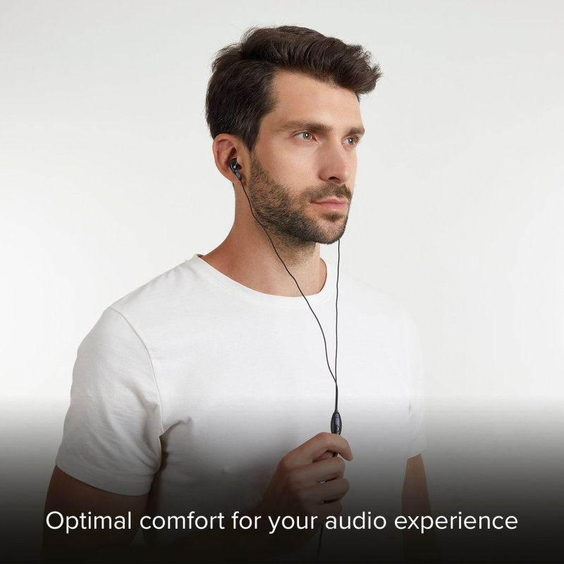 Mann mit Kopfhörern, blickt weg. Produktwerbung mit Text: Optimaler Komfort für Ihr Audioerlebnis.