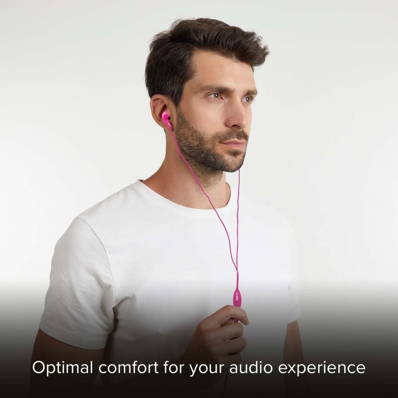 Ein Mann hält rosa Kopfhörer. Weißer Hintergrund mit Text. Optimaler Komfort für Audio.