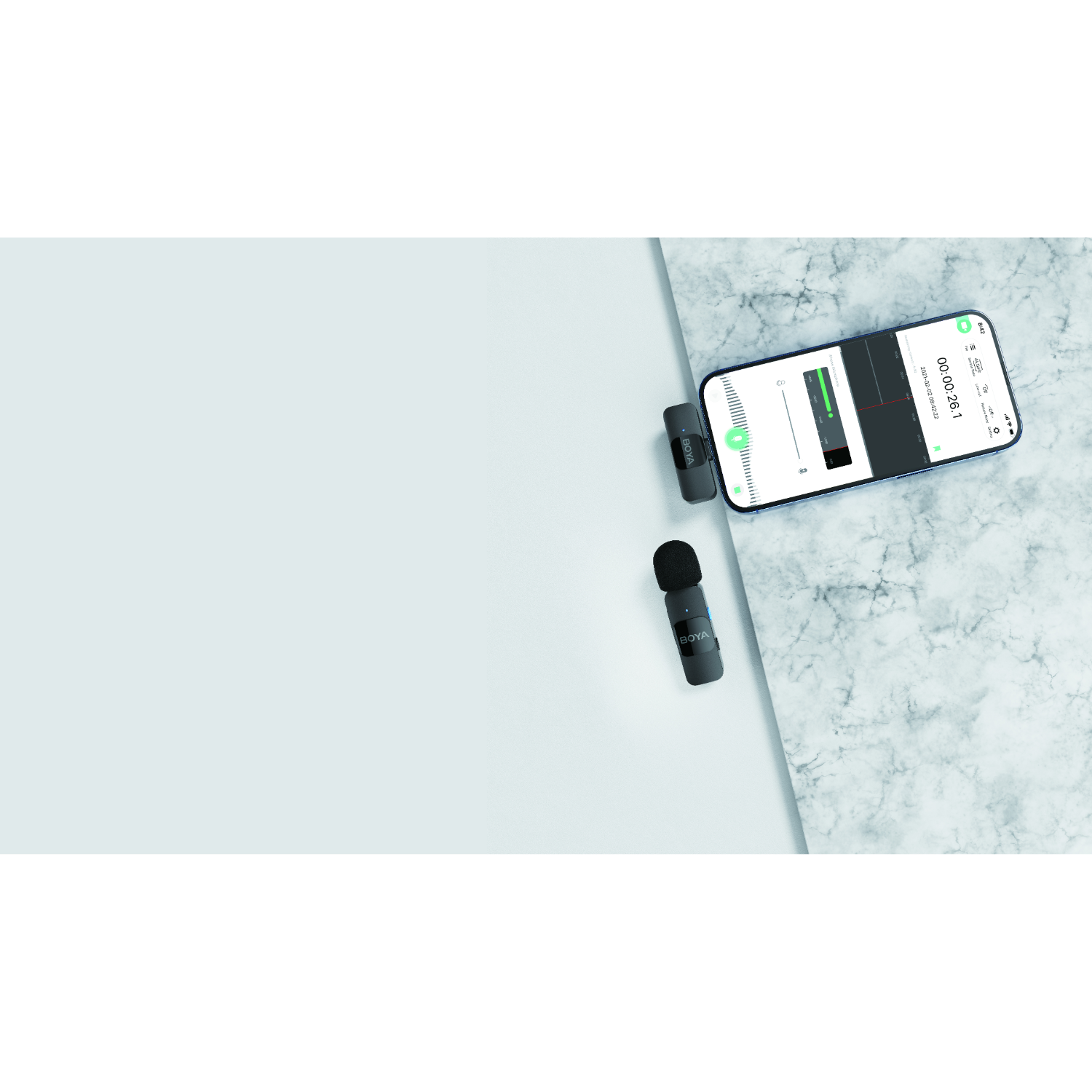 Een smartphone met een opname-appscherm, samen met een paar kleine microfoons.