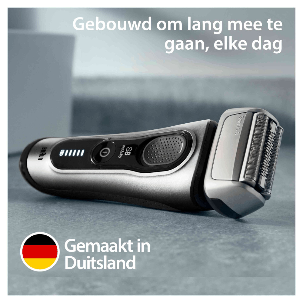 Braun Series 8 scheerapparaat. Grijs en zwart, met een digitale display. Zegt 'Made in Germany'. Witte achtergrond.