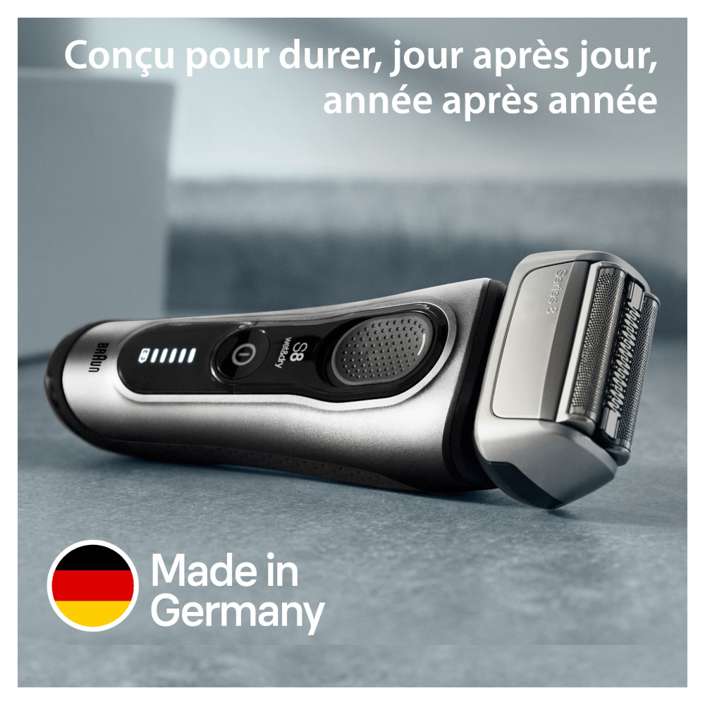 Rasoir électrique argenté avec écran noir et drapeau allemand.
