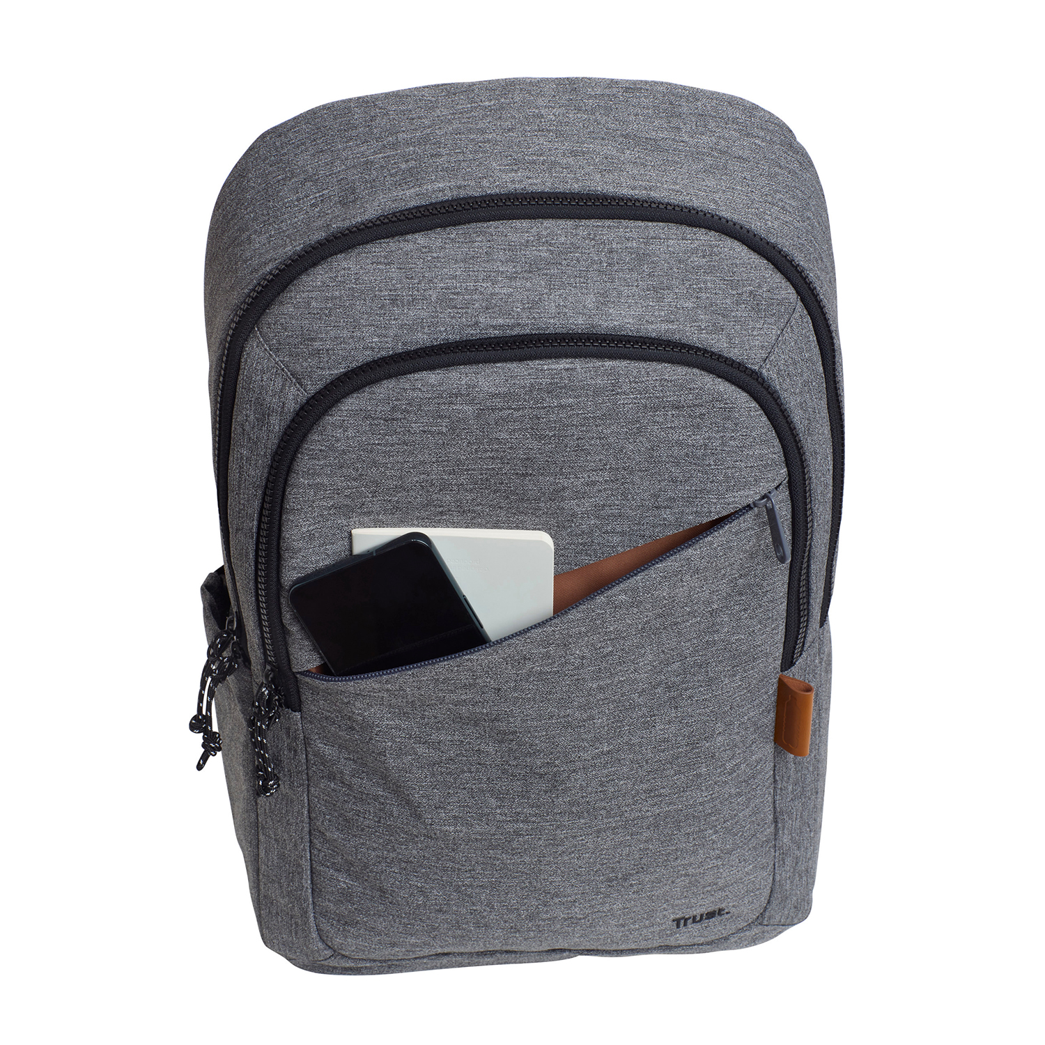 Zaino grigio con tasca frontale aperta. Sono visibili un telefono e un taccuino. Sfondo bianco.