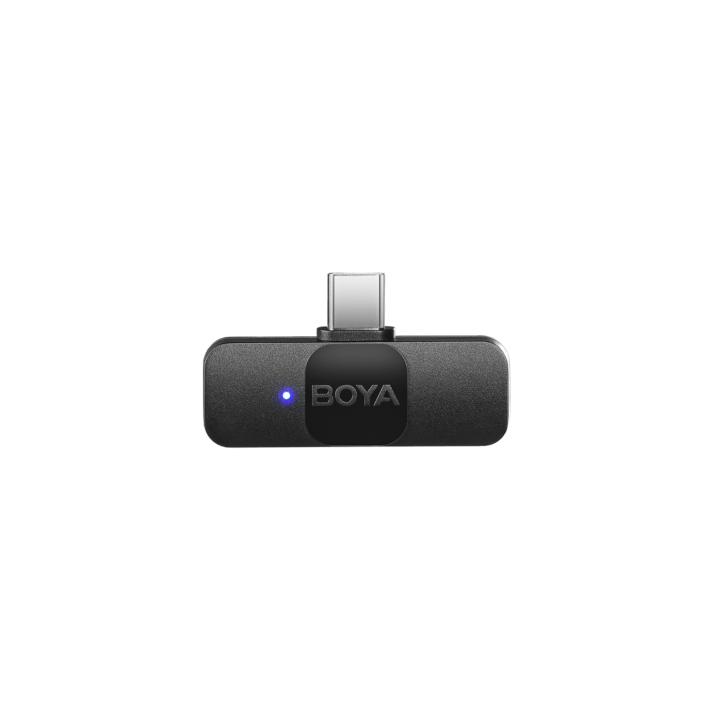Een zwarte BOYA microfoonadapter met een USB-C-poort. Het heeft een blauwe lichtindicator aan de voorkant.