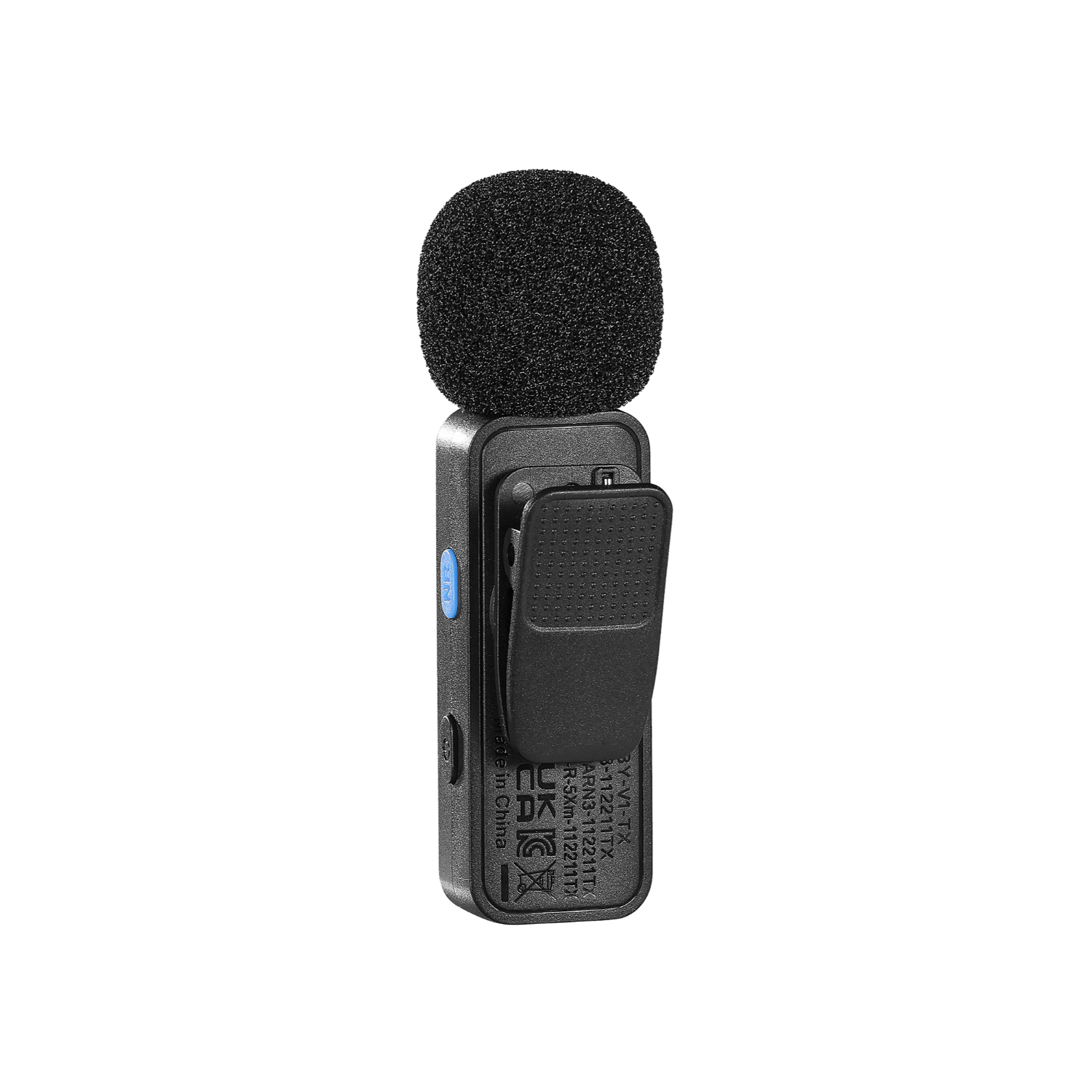 Zwarte draadloze microfoon met zwarte clip en schuimwindscherm. Witte achtergrond.