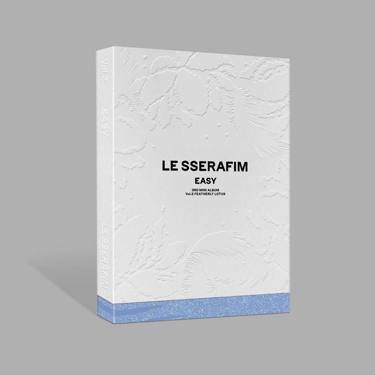 Albumcover: Le Sserafim, Easy. Weißes Cover mit geprägtem Design und blauem Rand.