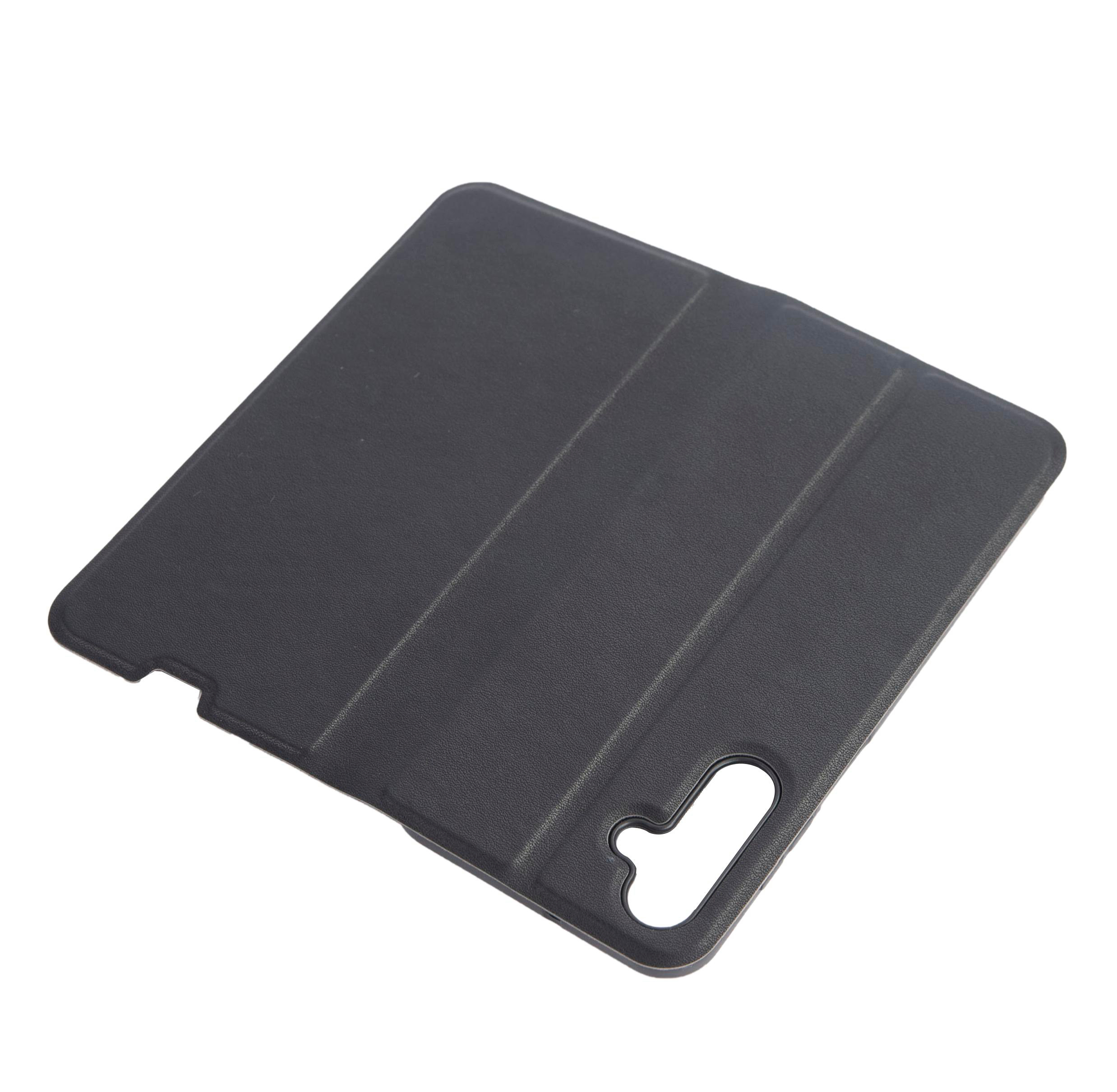 Schwarze Tablethülle mit drei Falten. Die Hülle befindet sich auf weißem Hintergrund.