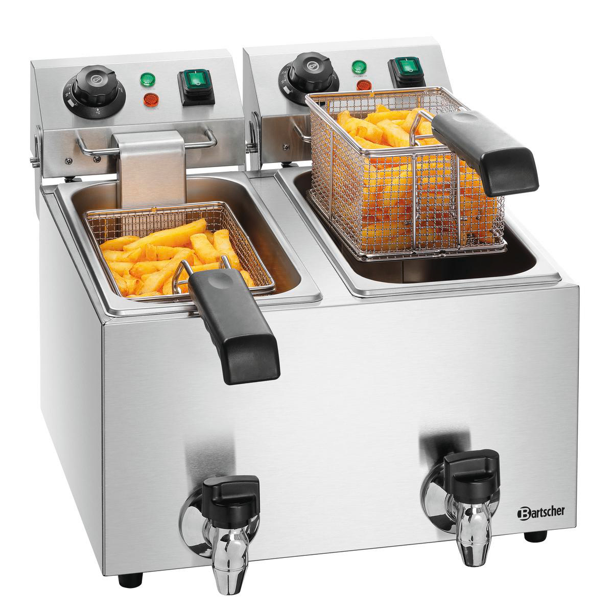 Ein gewerblicher Edelstahl-Fritteuse mit zwei Körben voller goldener Pommes, Drehknöpfen und Ausläufen.