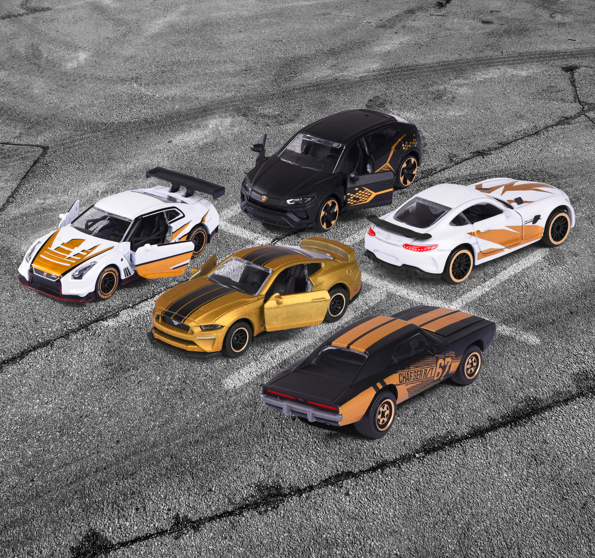 Fünf Spielzeugautos auf einer grauen Oberfläche. Sie sind eine Mischung aus Farben und Stilen, mit goldenen und schwarzen Details.