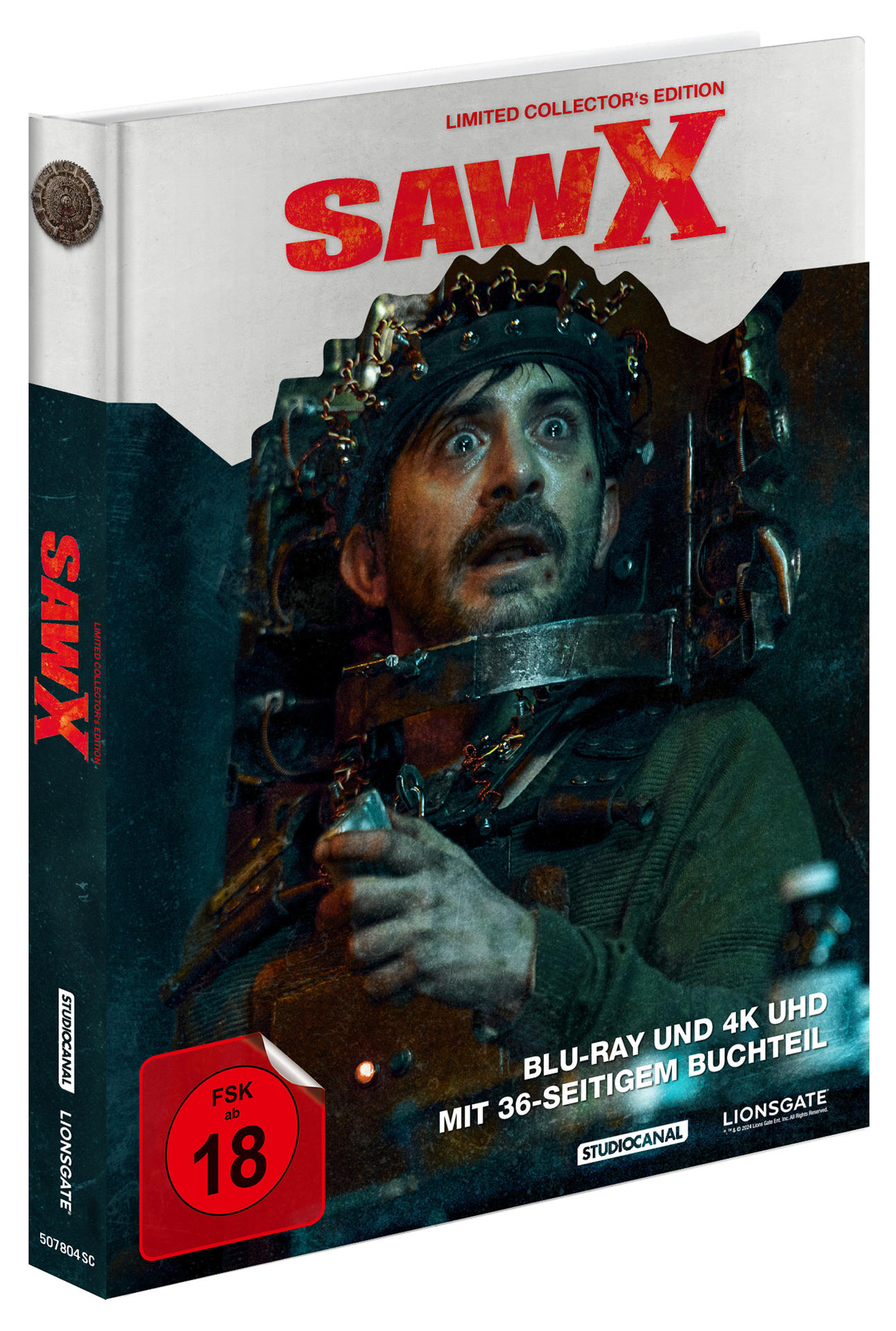 Blu-ray-Cover des Films Saw X. Ein Mann ist in einer Kopfvorrichtung gefangen. Text auf dem Cover.