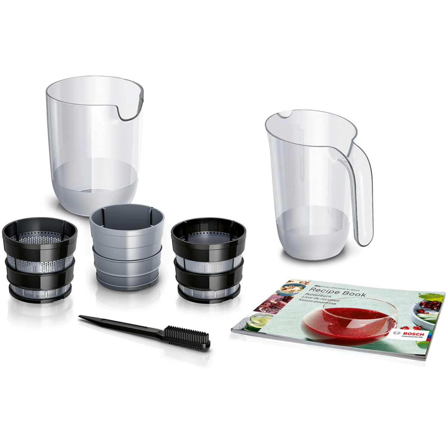 Onderdelen van een sapcentrifuge, waaronder een kan, filters en een schoonmaakborstel. Receptenboek is ook aanwezig.