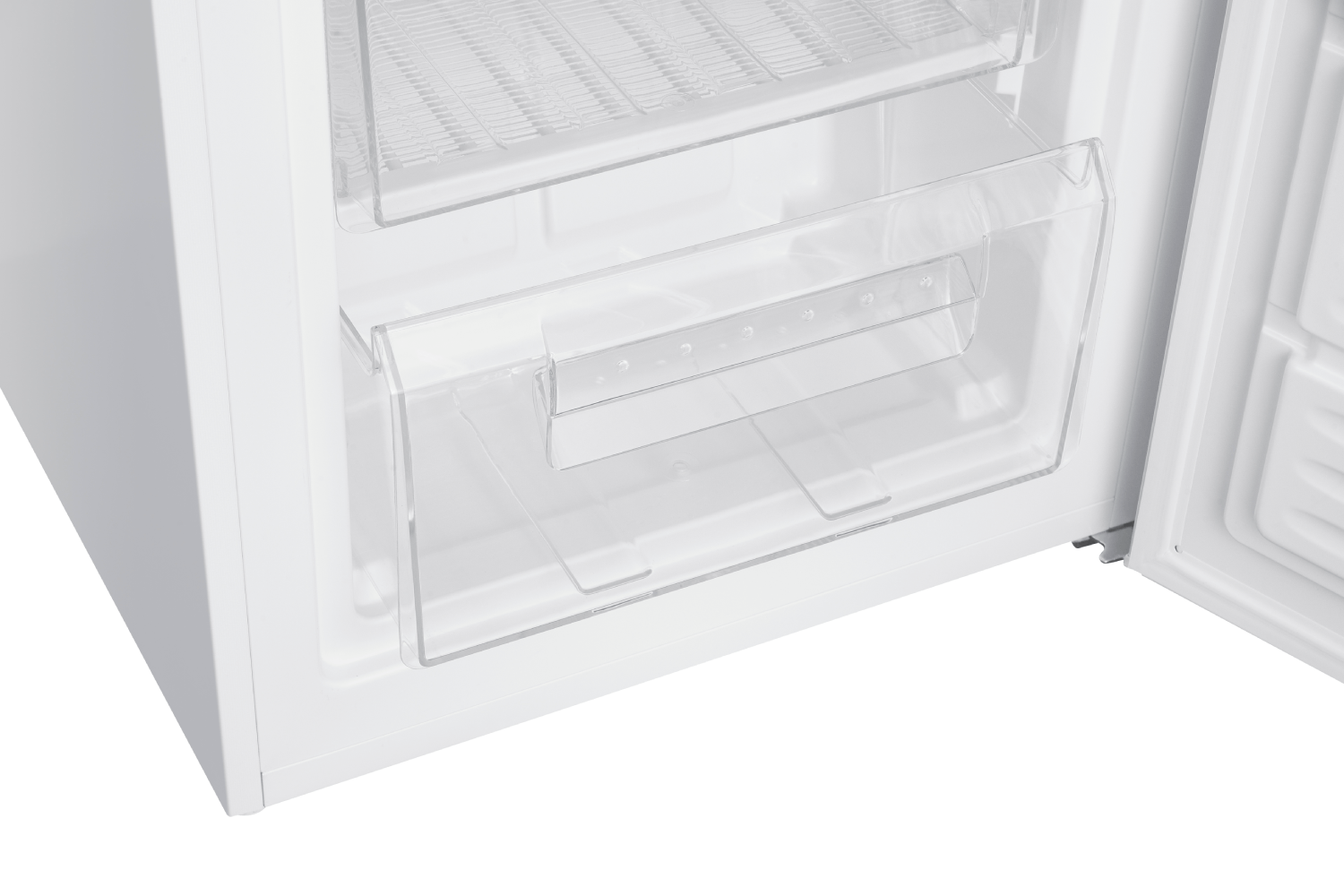Primer plano de un cajón transparente del congelador dentro de un refrigerador blanco, mostrando su contenido.