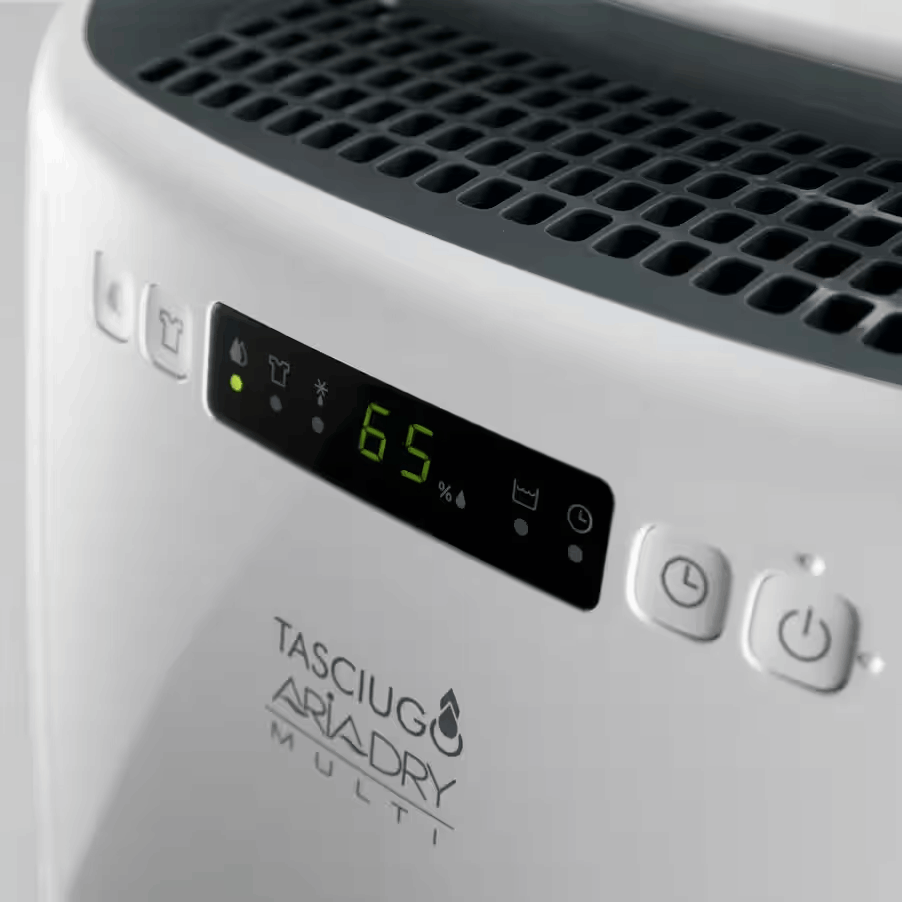 Deshumidificador blanco con pantalla digital que muestra 65% de humedad y botones.