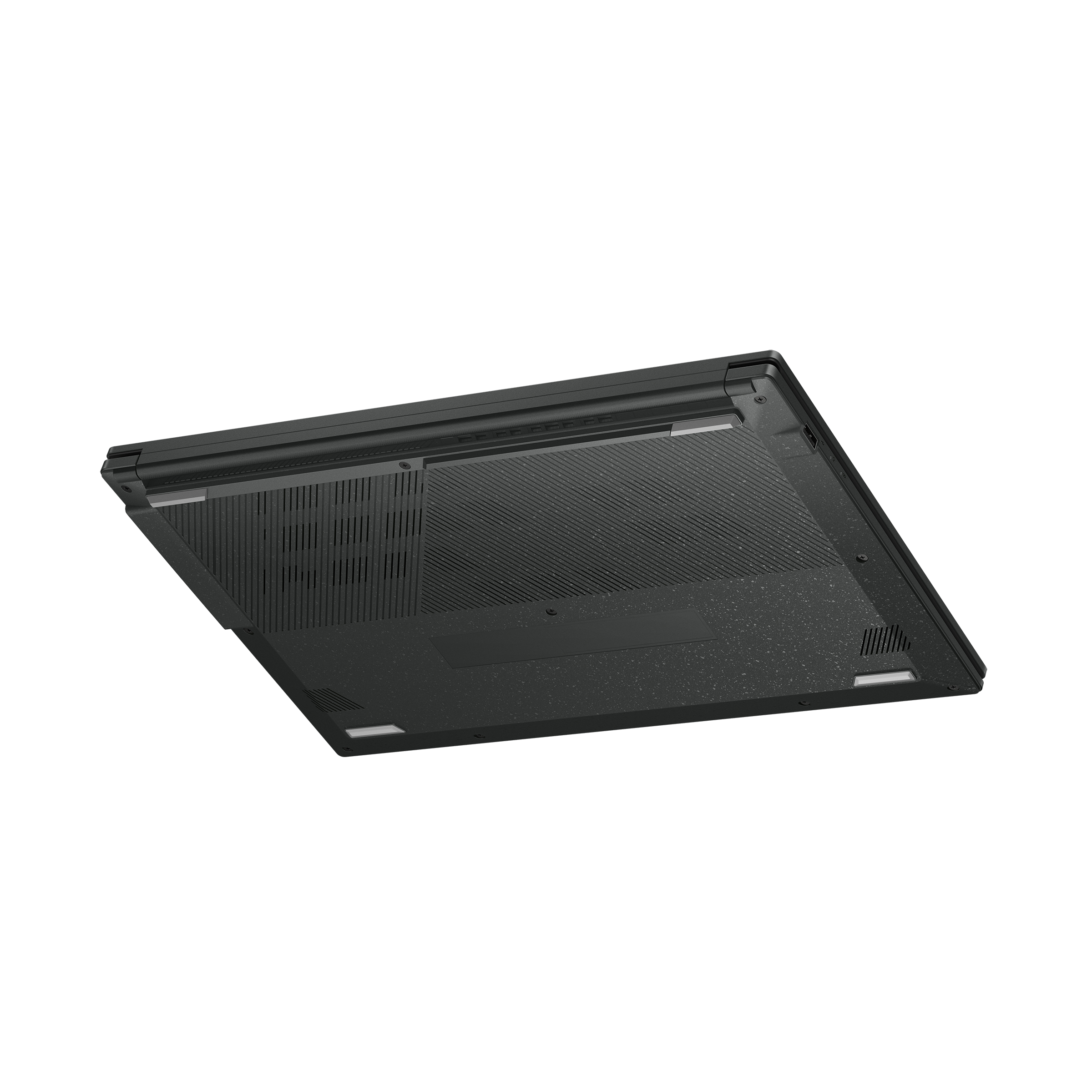 Die Unterseite eines schwarzen Laptops. Es zeigt Belüftungsöffnungen und Designelemente. Die Oberfläche ist texturiert.