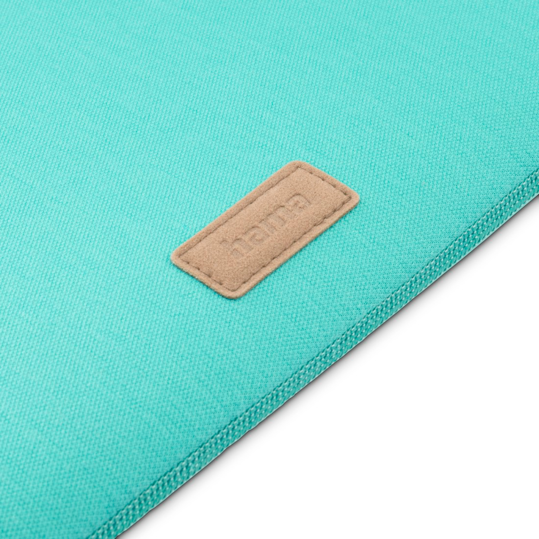 Eine türkisfarbene Laptoptasche mit einem braunen Logo-Patch.